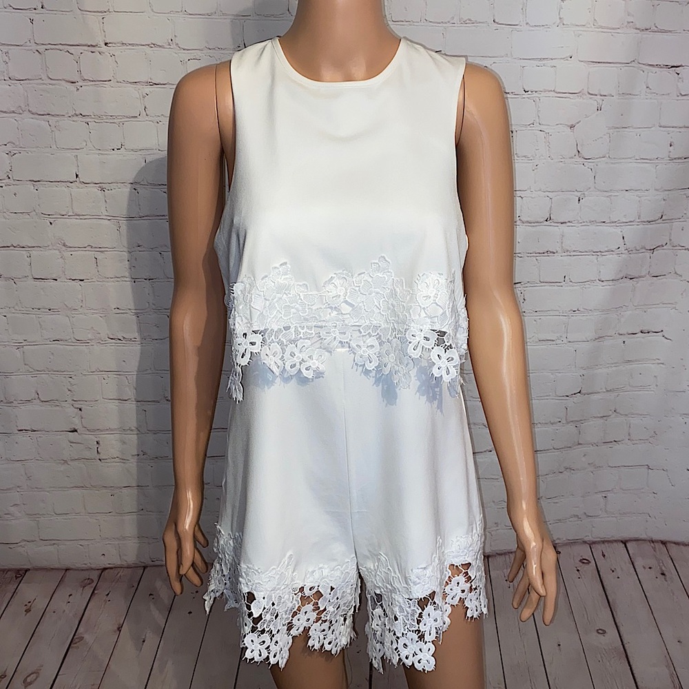 Miami Francesca’s white embroidered floral romper boho size medium
